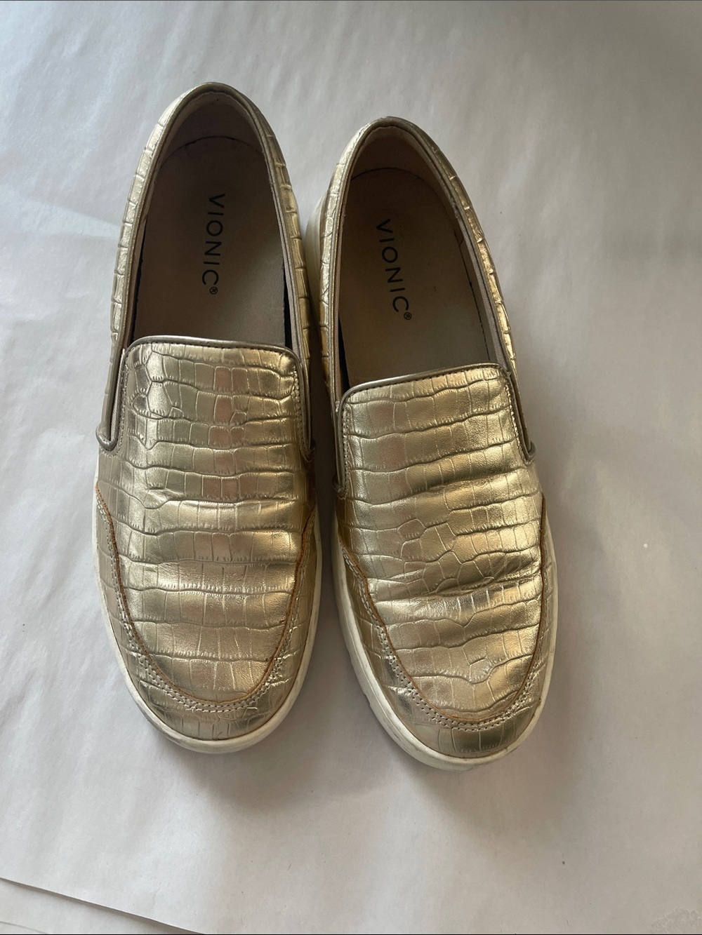 Vionic woman’s Metallic Gold Croc-Embossed Slip-On Loafers size 9